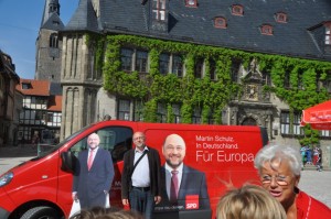 Roter Bus des Spitzenkandidaten Martin Schulz auf dem Marktplatz in Quedlinburg